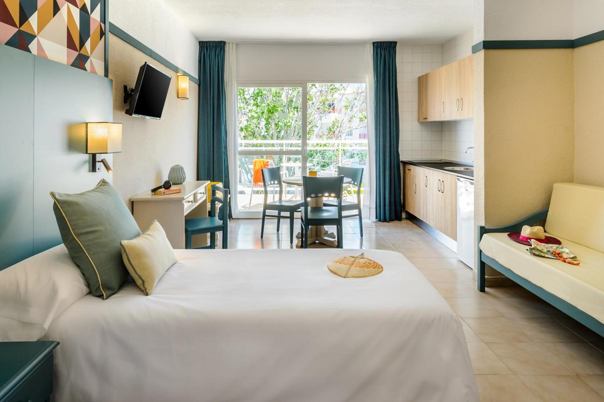 Aparthotel Vibra Club Maritim Sant Antoni de Portmany Екстериор снимка