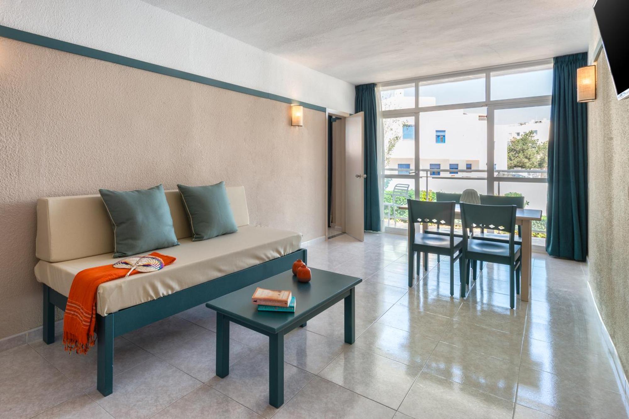 Aparthotel Vibra Club Maritim Sant Antoni de Portmany Екстериор снимка